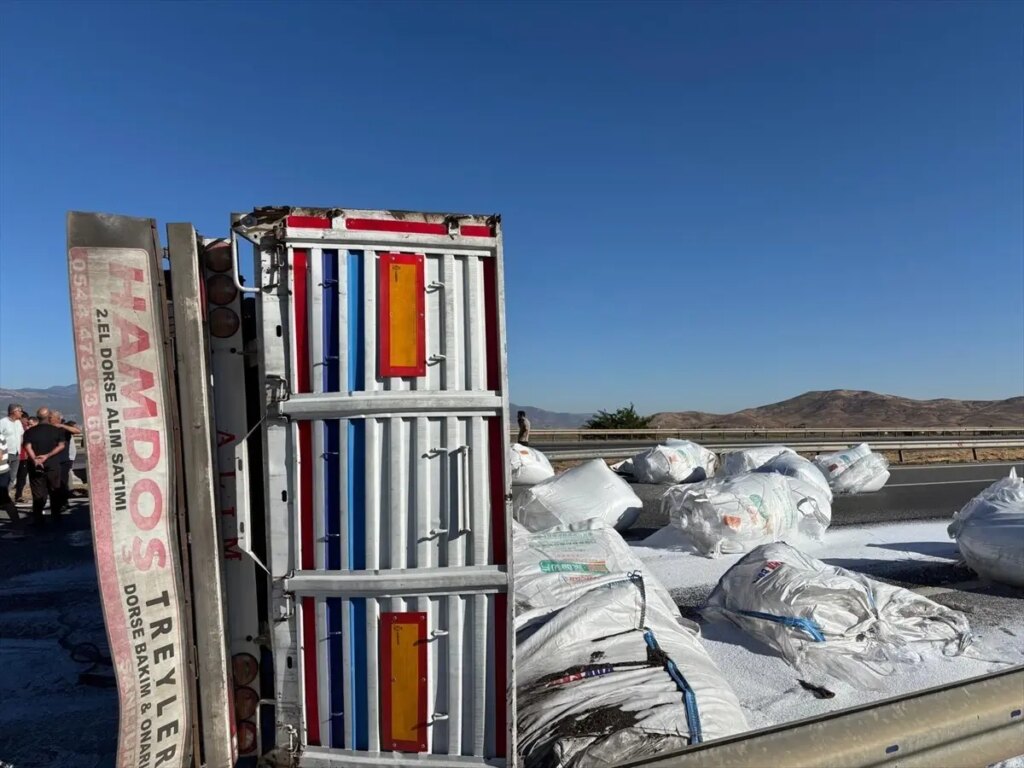 Nurdağı’nda Tır Devrildi, Sürücü Yaralandı