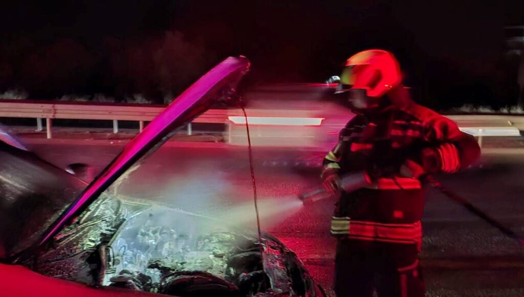 Seyir halindeki otomobil alev aldı