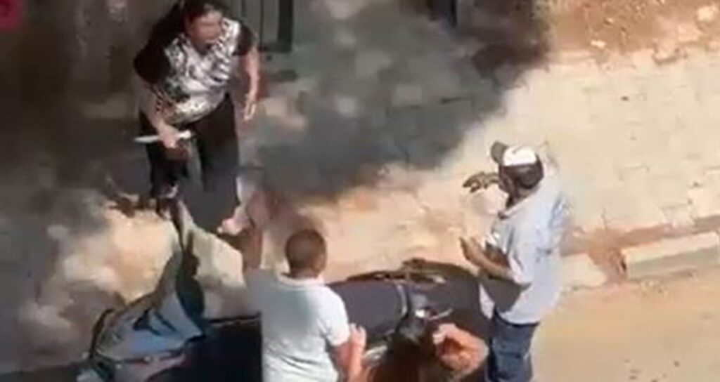 sokak ortasinda anne dehseti kizini bicakla kovaladi 4Zsdpzrw