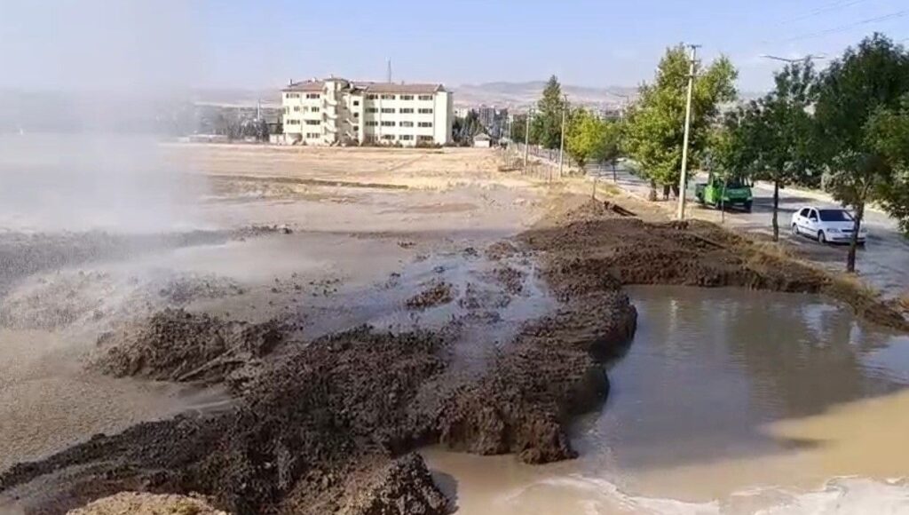 Su borusu patladı, tonlarca su çevreye aktı