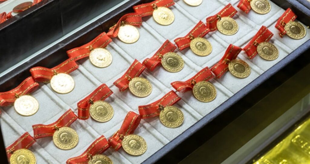 Trump’ın hamlesi piyasalarda deprem yarattı: Önümüzdeki yıl gram altın 6 bin liraya çıkabilir