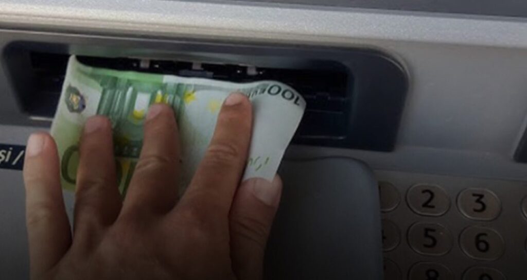 Ailesinin yolladığı paralar bankada kayboldu! ABD’de okuyan genç kız tepsi taşımak zorunda kaldı