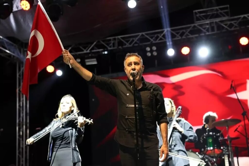 Haluk Levent, 27. Uluslararası Elma Tarım ve Kültür Festivali’nde Coşkuyla Sahne Aldı