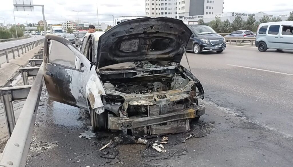 İstanbul’da yol ortasında otomobil alev aldı
