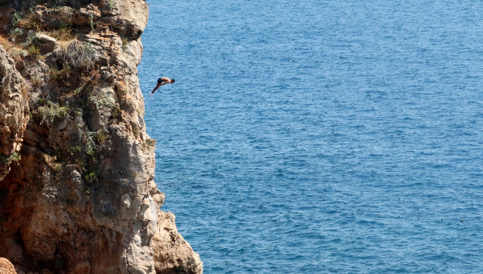 sicak havada deniz keyfi falezlerde tehlikeli atlayis dJvPbbMJ