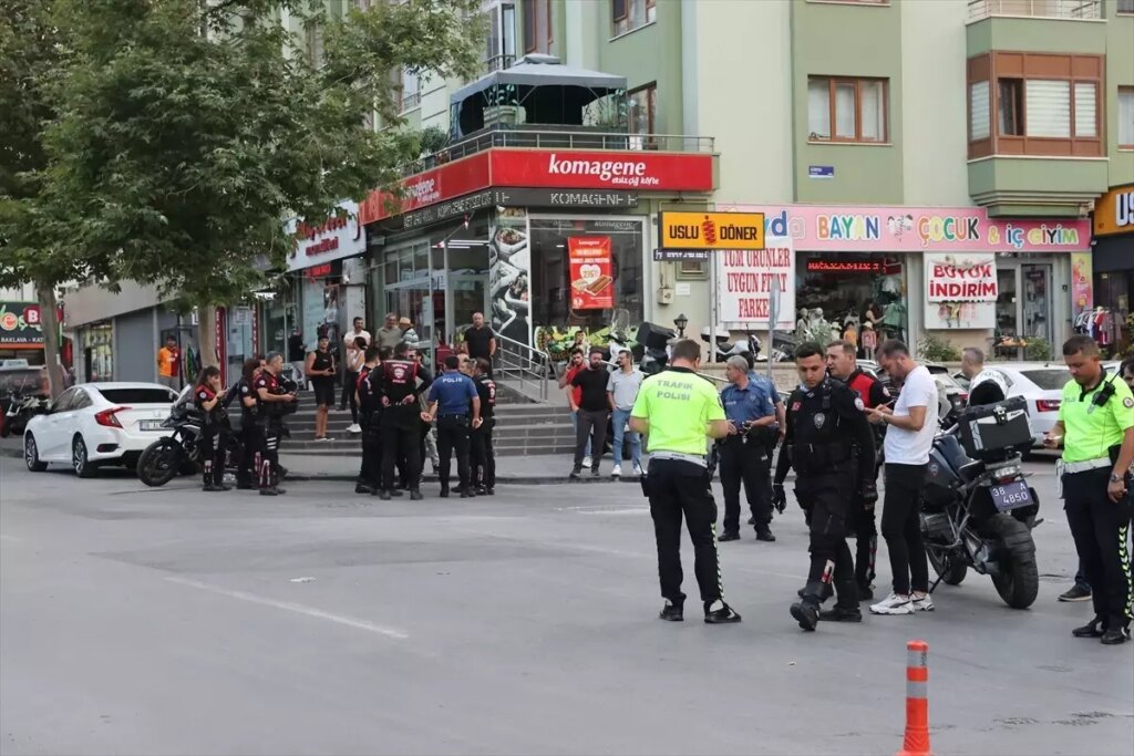 Talas’ta Motosiklet Kazası: İki Polis Yaralandı
