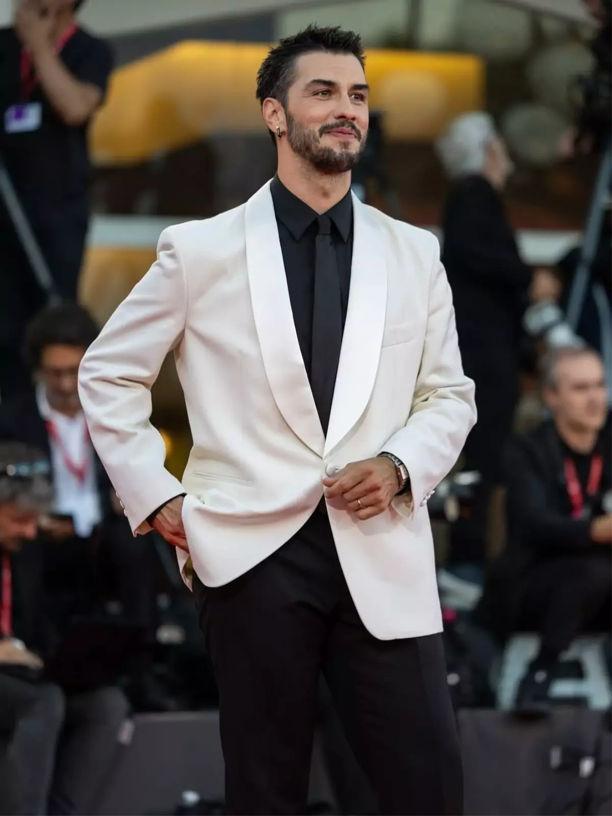 unlu oyuncu aras aydinin babasi vefat etti Addg15NT