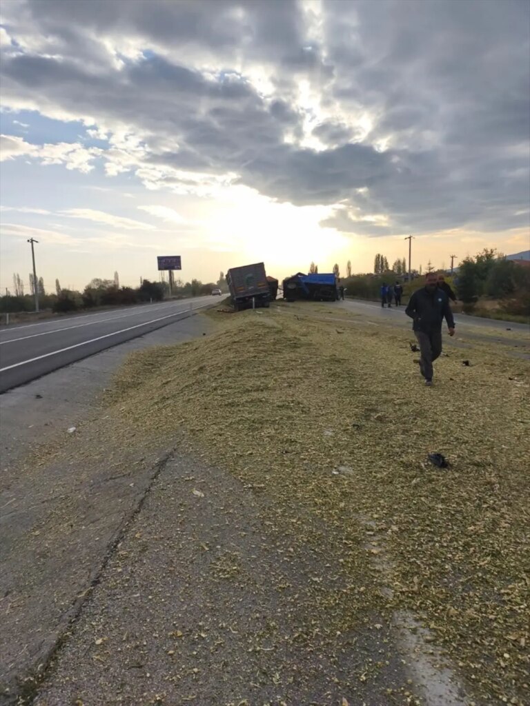 Afyon’da Tır-Traktör Kazası: 2 Yaralı