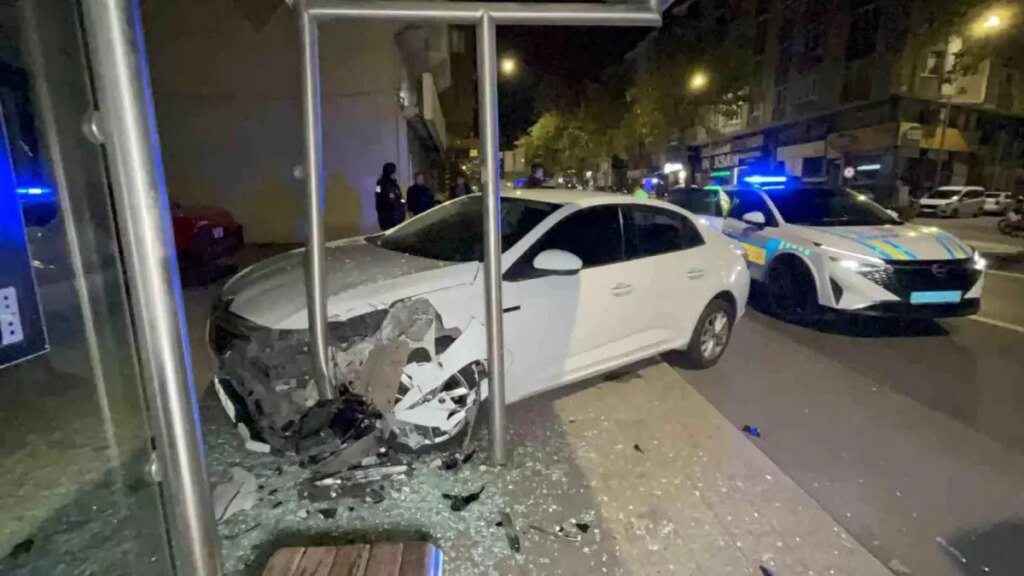 Alkollü Sürücü Yolcu Durağına Daldı