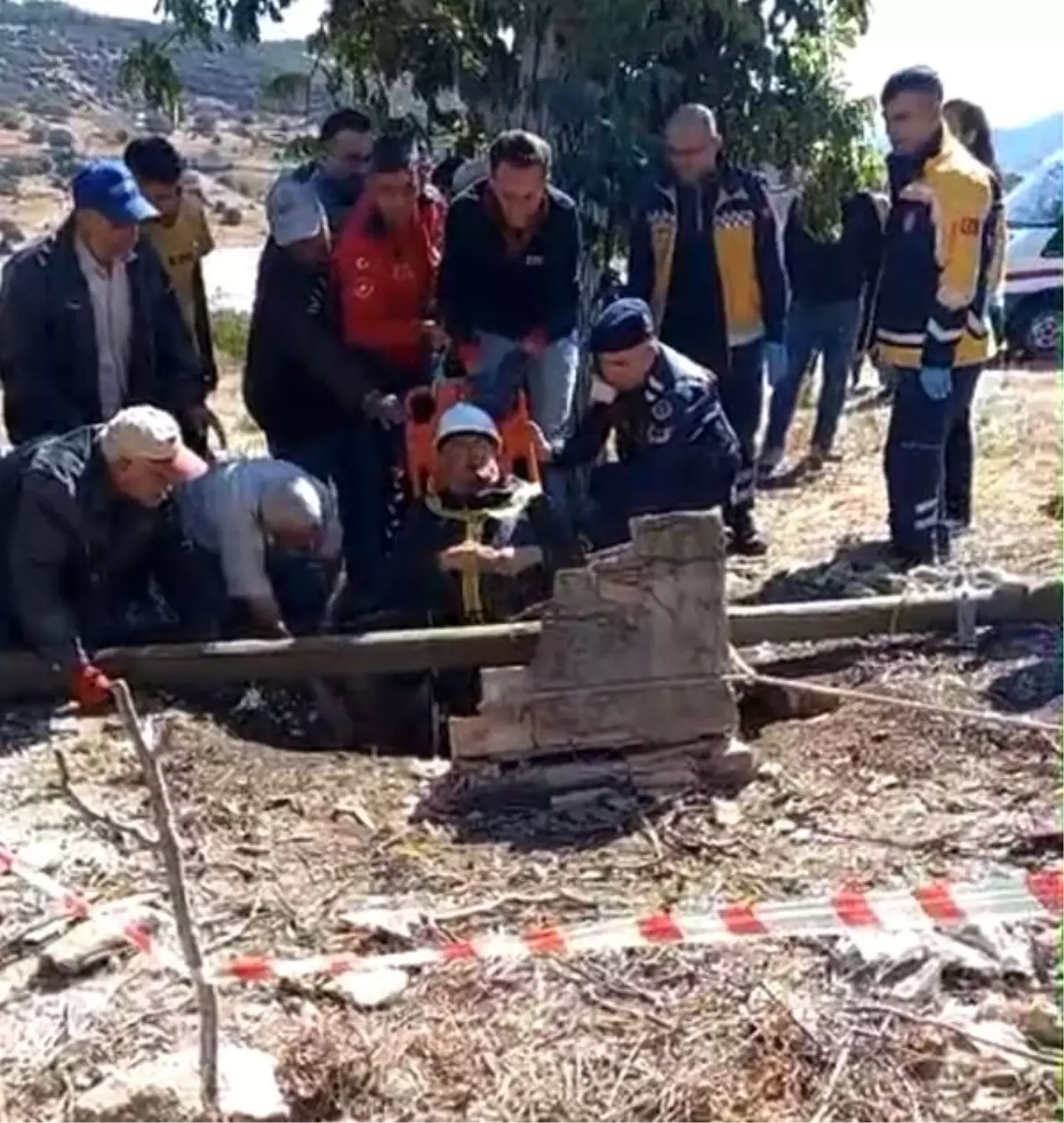 bucakta kuyuya dusen vatandas itfaiye ekipleri tarafindan kurtarildi c8mMFgh2.jpg