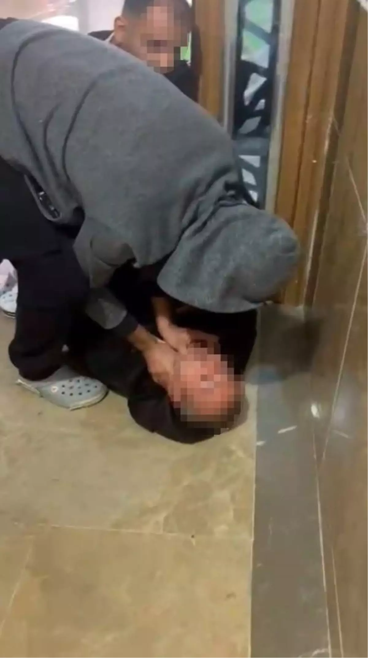 istanbulda tacizci mahalleli tarafindan yakalandi GTn2UCCw.jpg