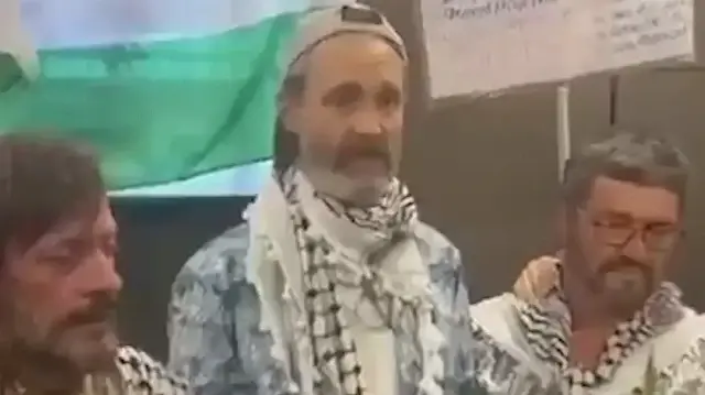 kuresel sumud filosu aktivistleri kendi ulkelerine tepki gosterip turkiyeye tesekkur etti onlar sayesinde kurtulduk Kd9YIclp