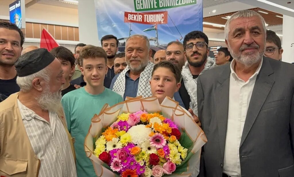 Mersin’de Çiçeklerle Karşılanan Aktivist Bekir Turunç, İsrail Saldırısını Anlattı