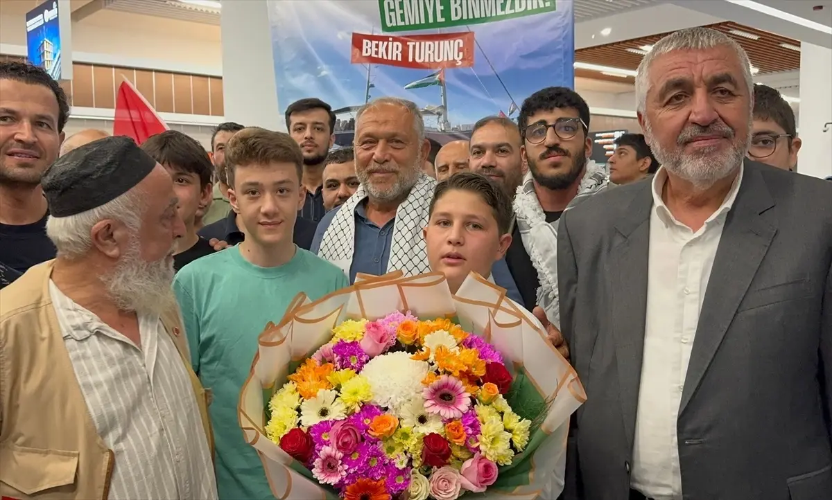 mersinde ciceklerle karsilanan aktivist bekir turunc israil saldirisini anlatti Rgsurexy