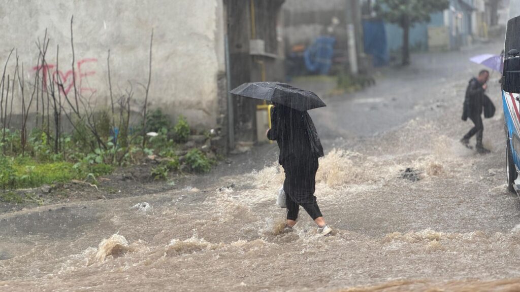Meteoroloji saat verdi: 2 bölgede kuvvetli sağanak yağış bekleniyor, sel riski var