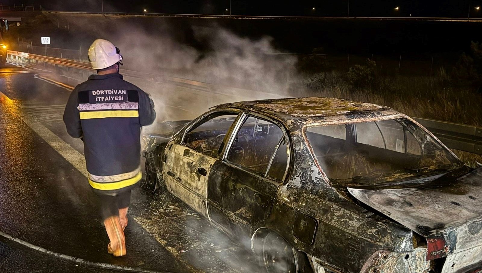 otoyolda yangin panigi giselerde yanmaya basladi GebmaR2J.jpg