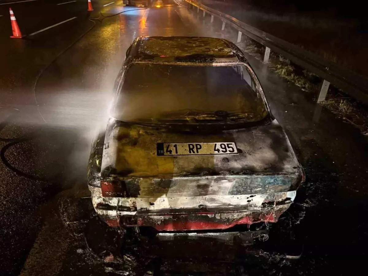 tem otoyolunda yangin bir otomobil kul oldu X4ci7jTM.jpg