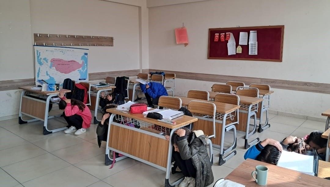 vanda tum okullarda es zamanli tatbikat 6ChhrXz9.jpg