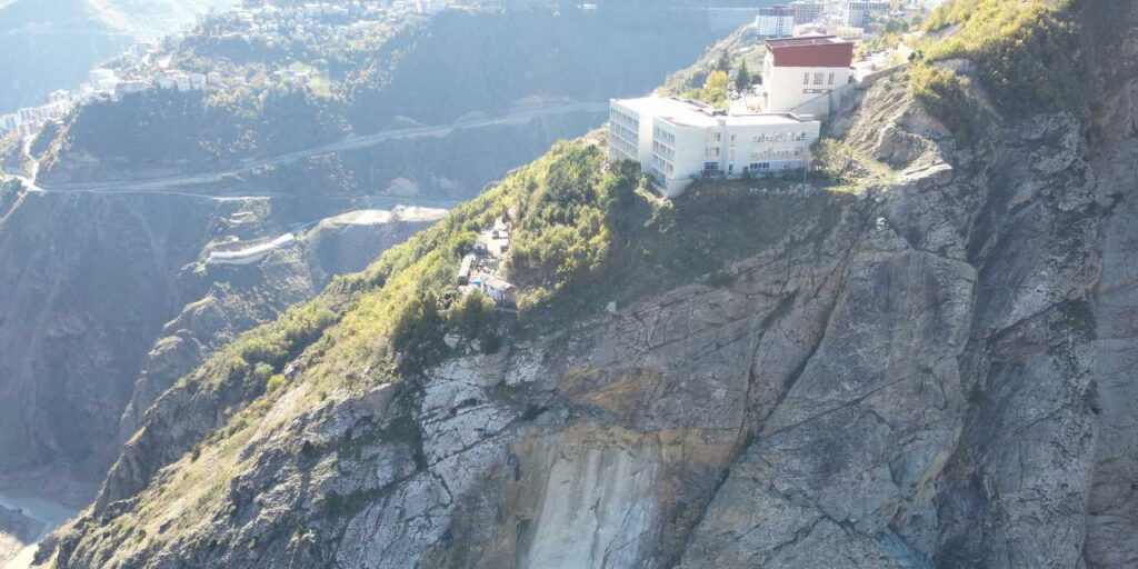 Artvin’de büyük panik: Gürültünün nedeni belli oldu! Öğrenciler tahliye edildi