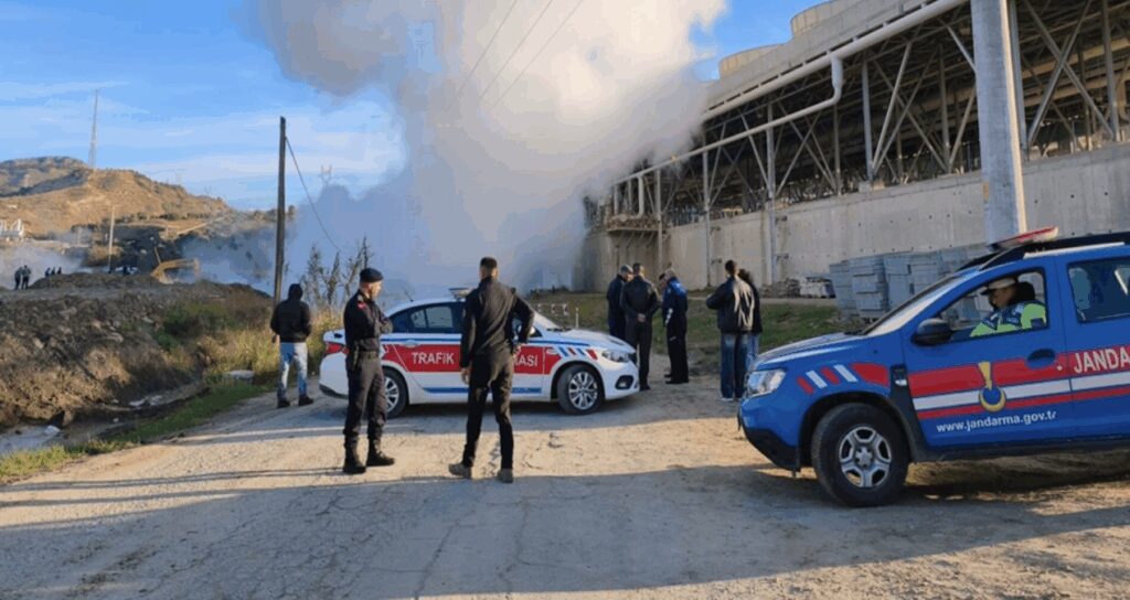 Aydın’da sıcak su boru hattı patladı; yol trafiğe kapandı