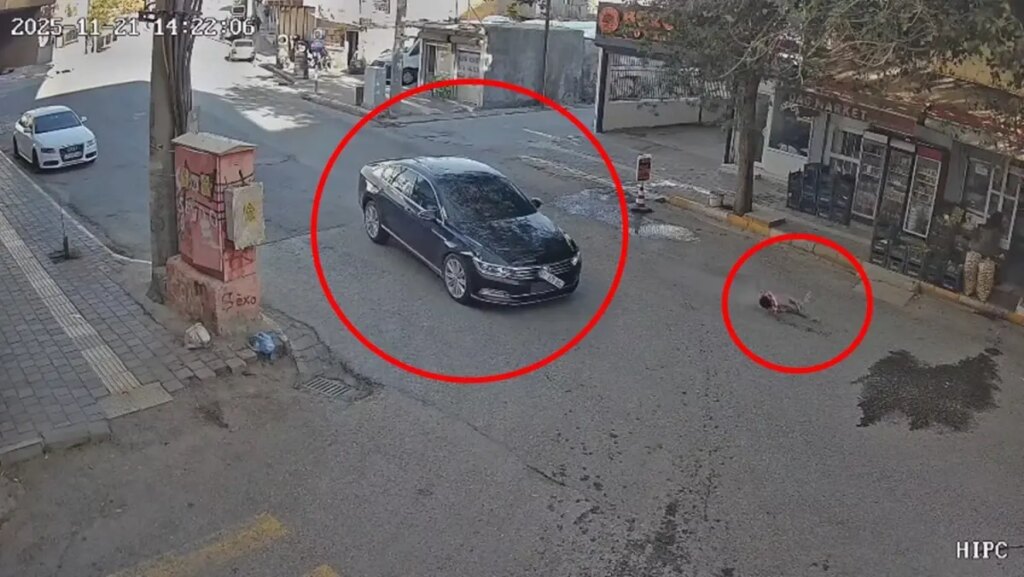 Çocuğa Otomobil Çarptı: Kazanın Anı Kamerada
