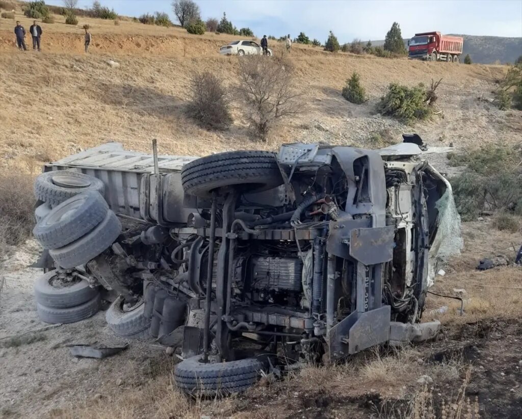 Kadınhanı’nda Kamyon Devrildi: Sürücü Hayatını Kaybetti