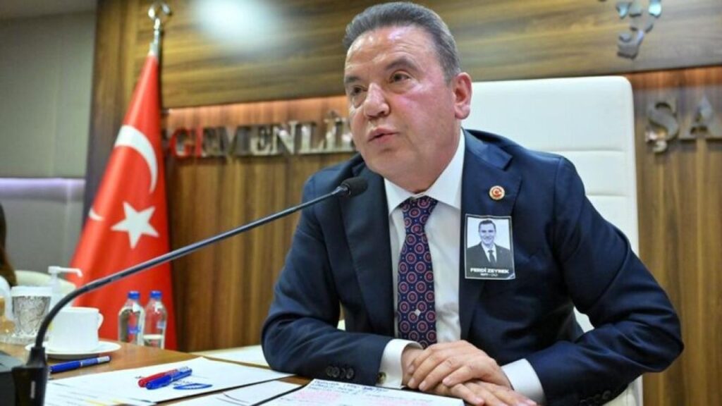 Muhittin Böcek ‘acil olarak’ hastaneye götürüldü