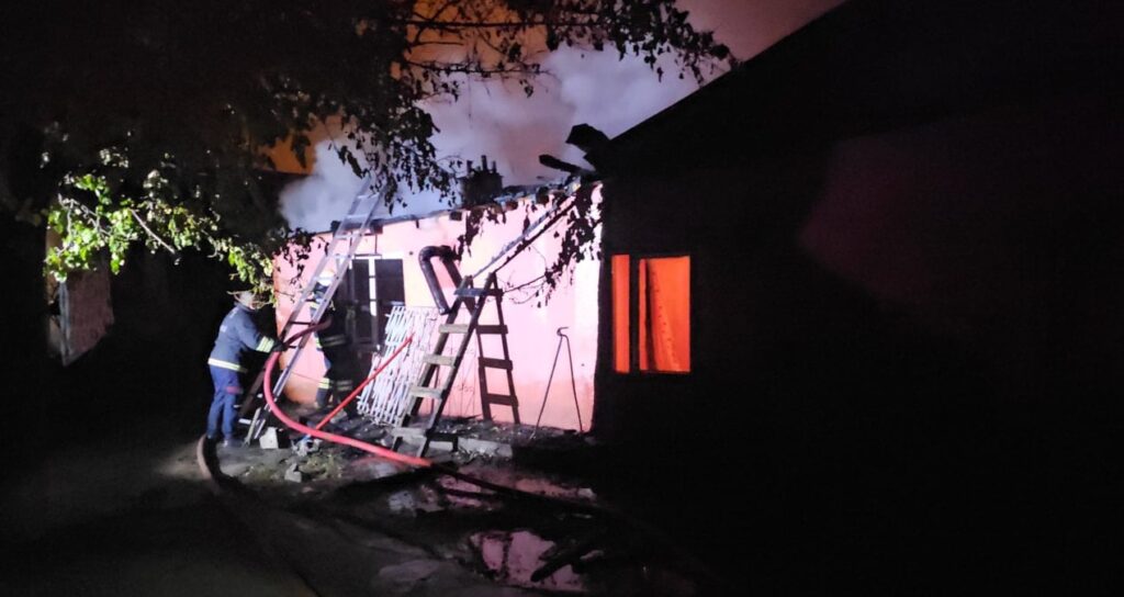 Müstakil evde çıkan yangında mahsur kalan 2’si çocuk 4 kişi kurtarıldı