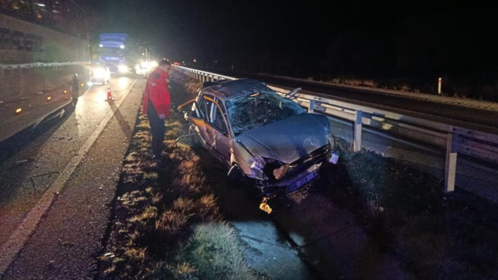 Otostopla bindiği araç mezarı oldu: 1 ölü, 2 yaralı