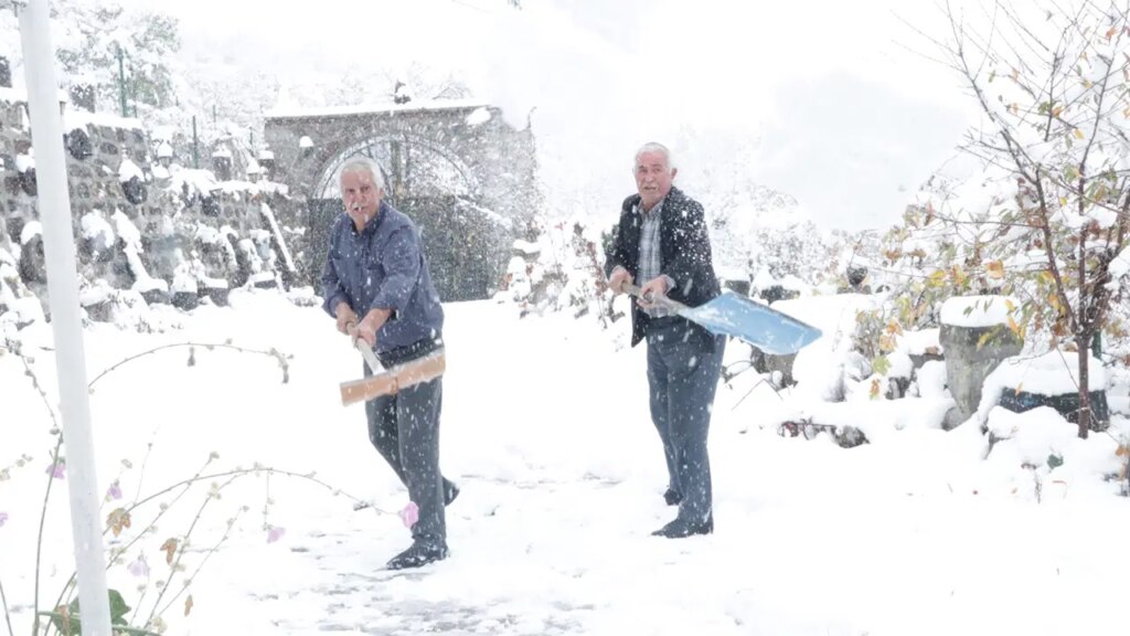 Yazın serinleyebilmek için kuyuları karla dolduruyorlar!