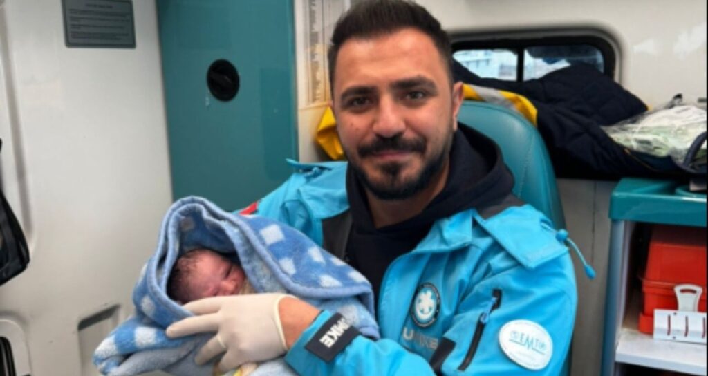 Ambulansta doğan bebeğe sağlık personelinin adı verildi