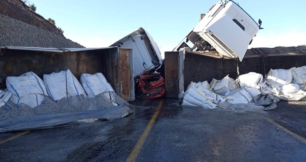Ardahan’da buzlanma kazaya neden oldu: İki TIR ve otomobil çarpıştı