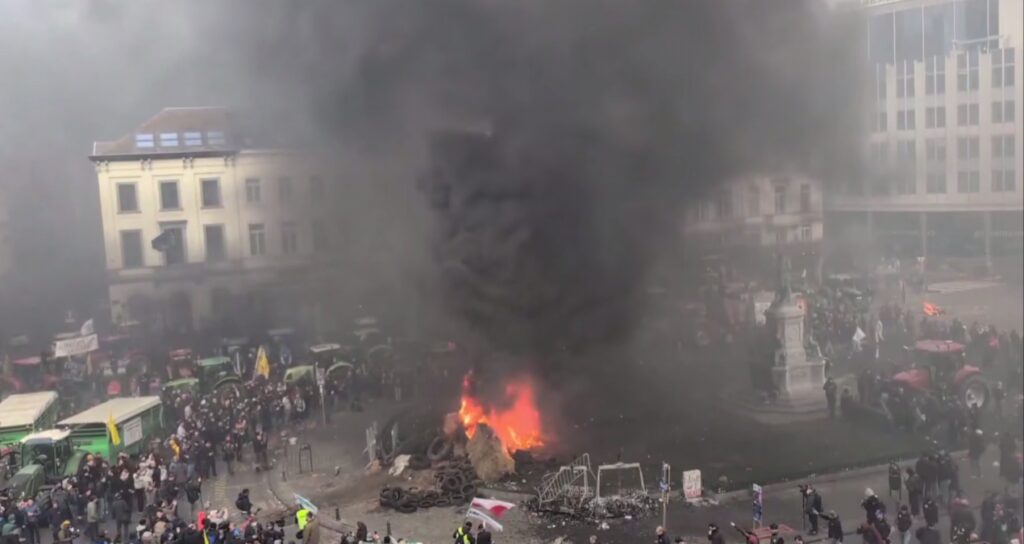 Avrupa’nın kalbinde ‘patates savaşları’: Polisin üzerine traktör sürdüler