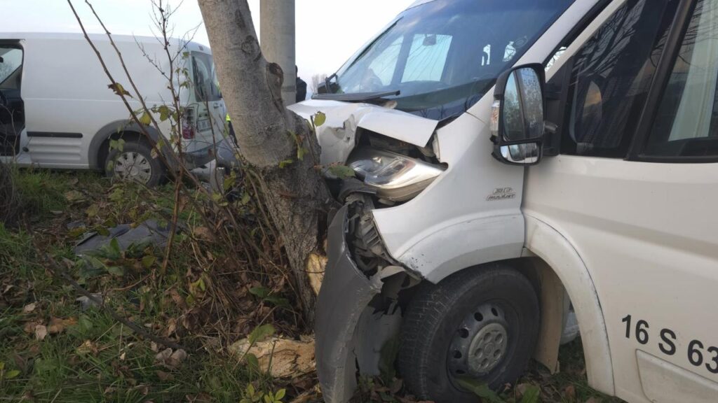 Bursa’da işçi servisi ile hafif ticari araç çarpıştı: 11 yaralı