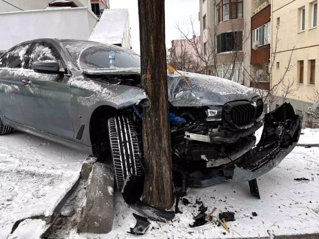 Faciayı ağaç önledi: O anlar güvenlik kameraları yansıdı