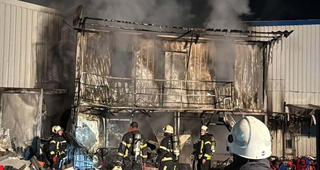 Gebze’de geri dönüşüm deposunda yangın: 1 işçi yaralandı