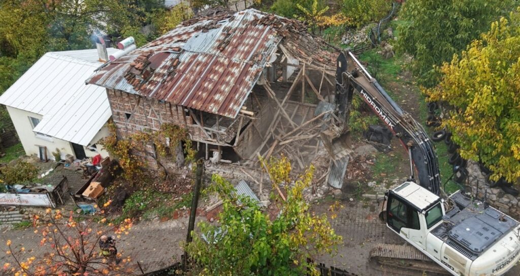 Gemlik’te risk oluşturan metruk yapılar yıkılıyor