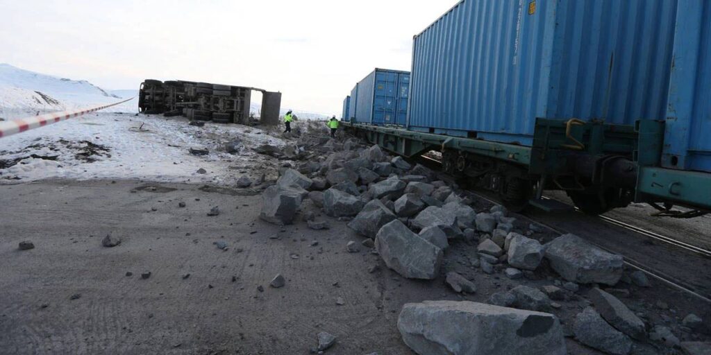 Kars’ta yük treni kamyonla çarpıştı: 1 kişi hayatını kaybetti