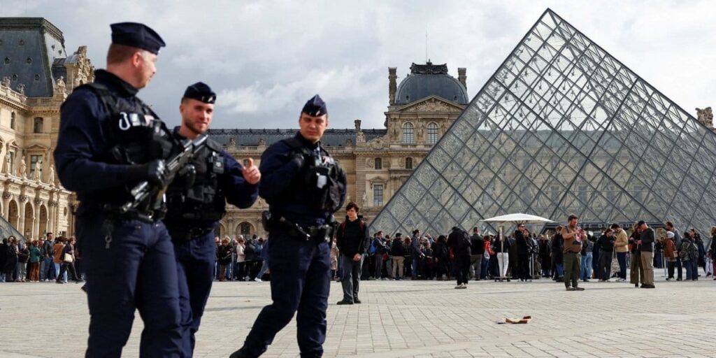 Louvre’da bir kriz daha: Yüzlerce eser zarar gördü