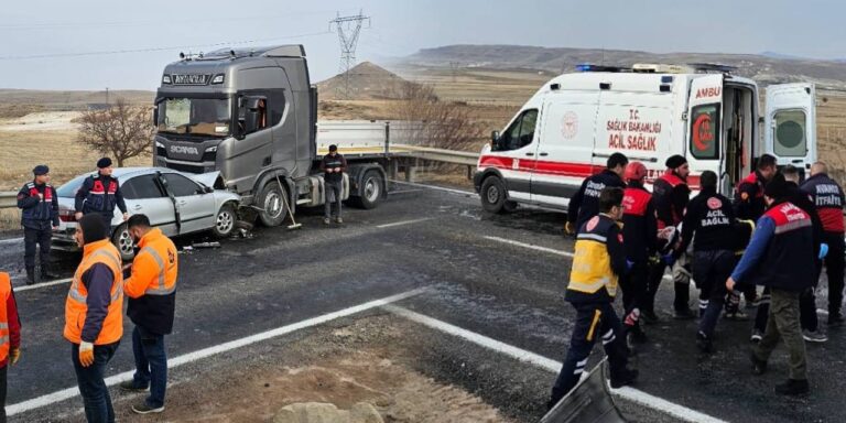 nevsehirde-feci-kaza-otomobil-tir-ile-kafa-kafaya-carpisti-NB11WIrU.jpg