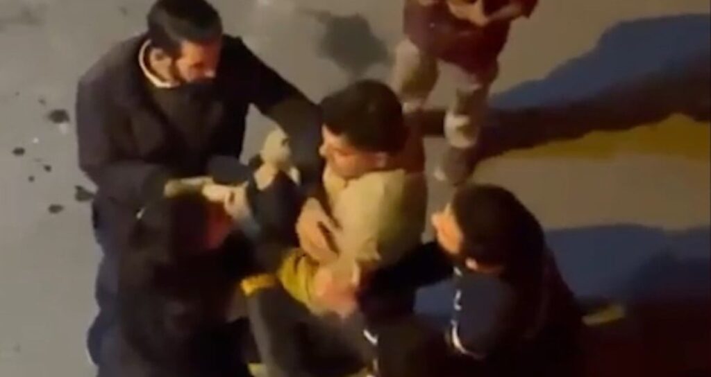 Taksi şoförü, yolcuyu tokatlayınca kadınlar üzerine çullandı