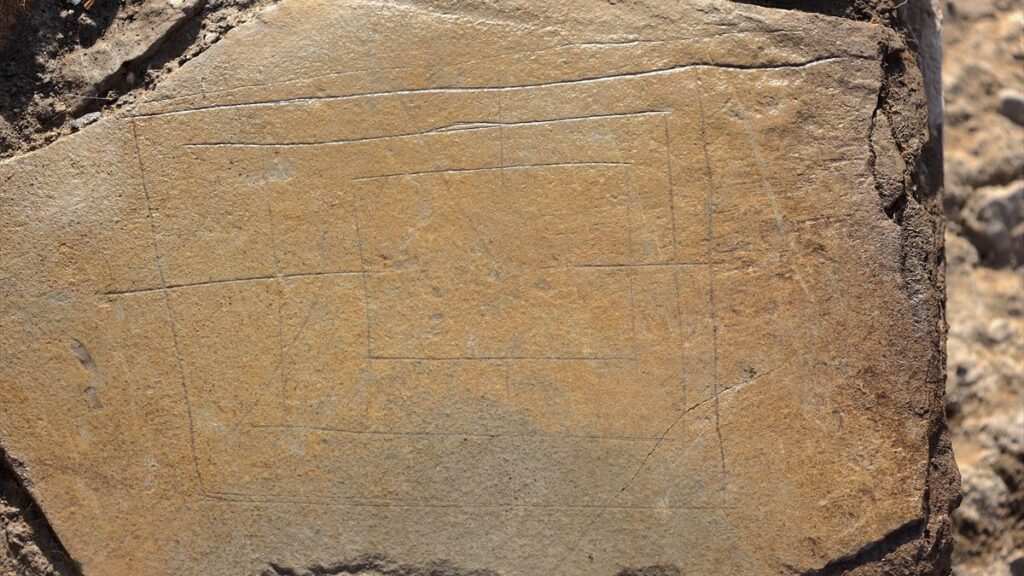 Van’daki Osmanlı kışlasında askerlerin “dokuz taş” oynadığı belirlendi