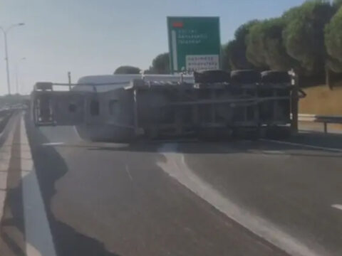 Buyukcekmecede beton tankeri devrildi trafik durdu 4xJ6e3FR