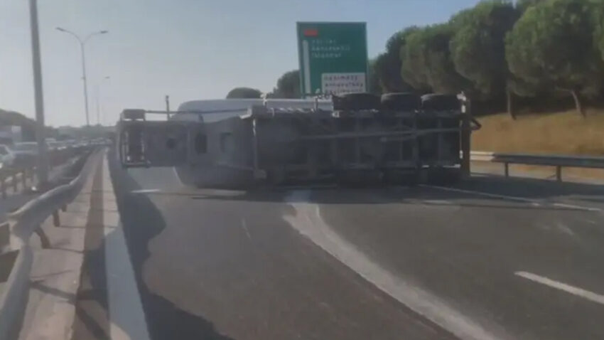 Buyukcekmecede beton tankeri devrildi trafik durdu 4xJ6e3FR