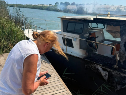 Ruzgarin buyuttugu yangin villanin bahcesine sicradi milyonluk tekne kul oldu hKRfaTQp