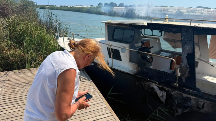 Ruzgarin buyuttugu yangin villanin bahcesine sicradi milyonluk tekne kul oldu hKRfaTQp